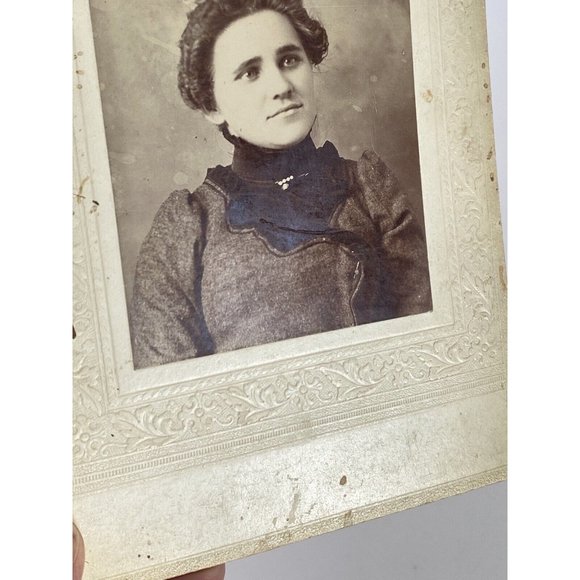 c1870 Cabinet Card Photo Young Woman Light Eyes Velvet High Neck Massie Read - Picture 3 of 8